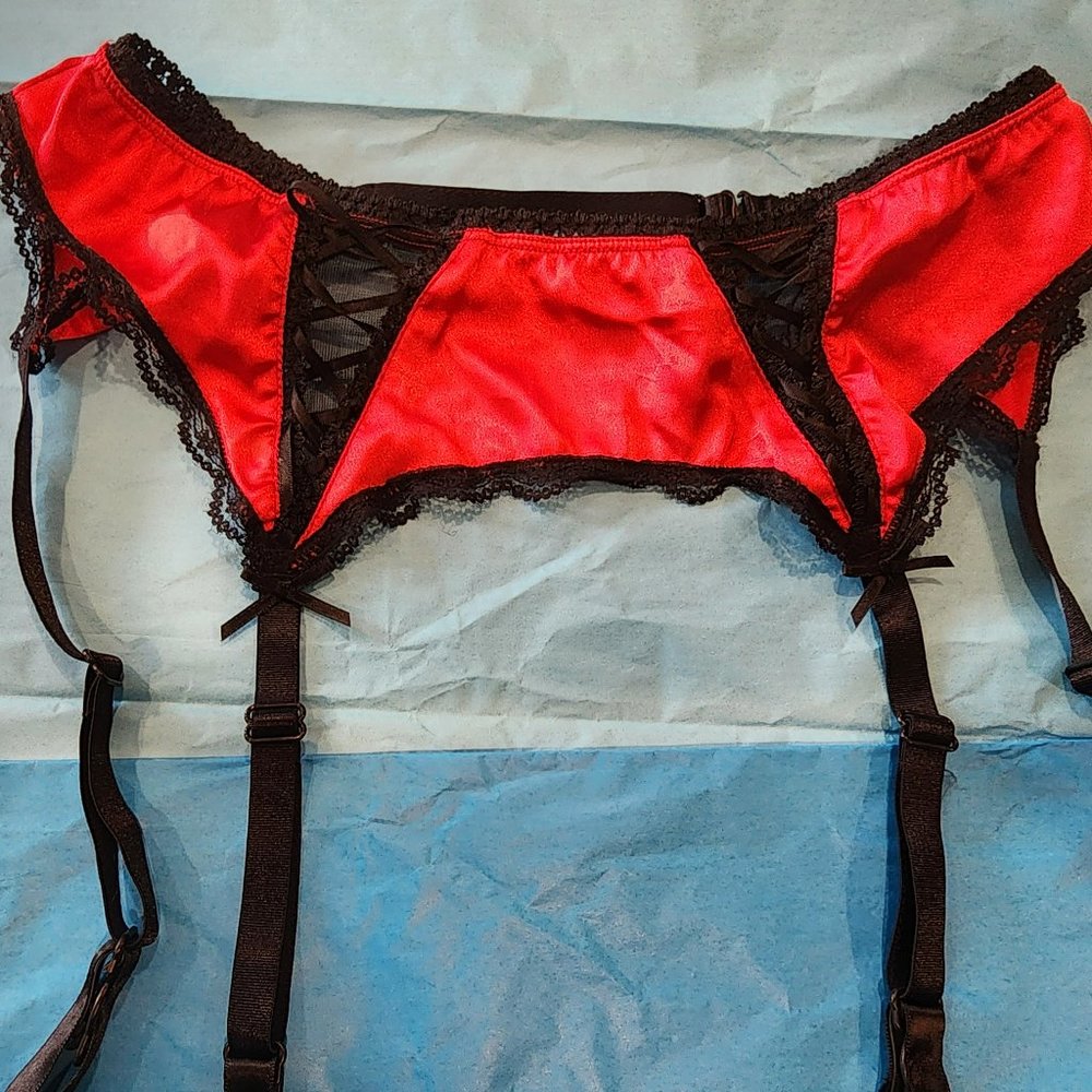 Red satin garter belt, Fredericks, M/L